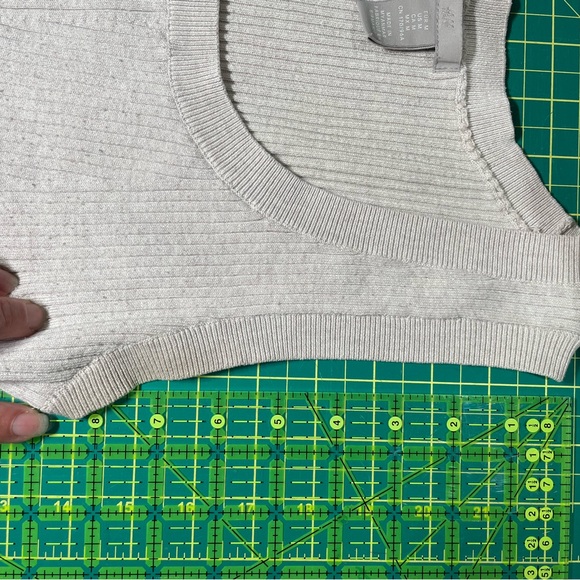 Ribbed-Knit Tank (M) - Picture 6 of 9